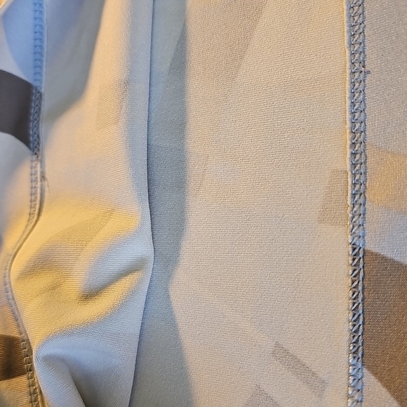 Danskin Active Wear Top Abstract Patterned Sleeveless. Built In Bra. Meduim - Picture 4 of 9